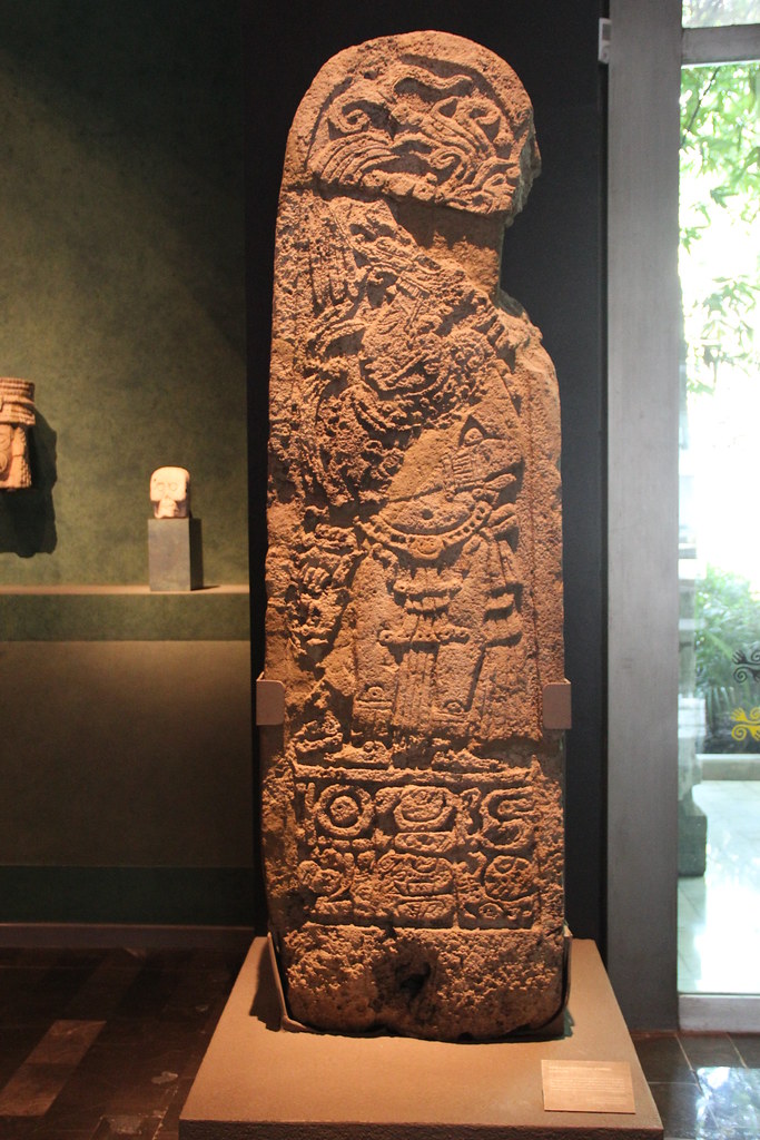 Santa Rosa Xtampak — palacio maya de 3 niveles en la selva