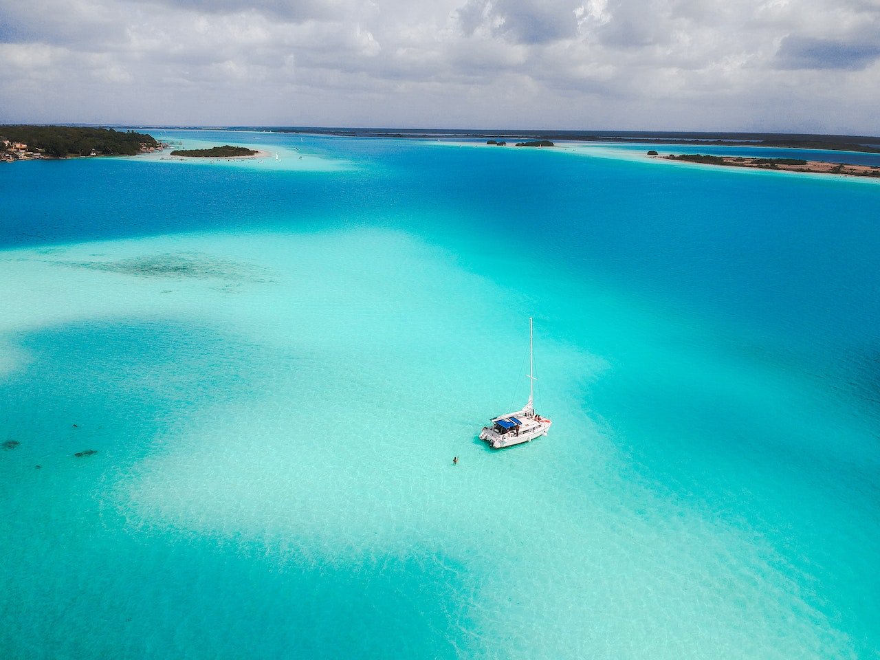Bacalar: laguna de 7 colores en velero privado