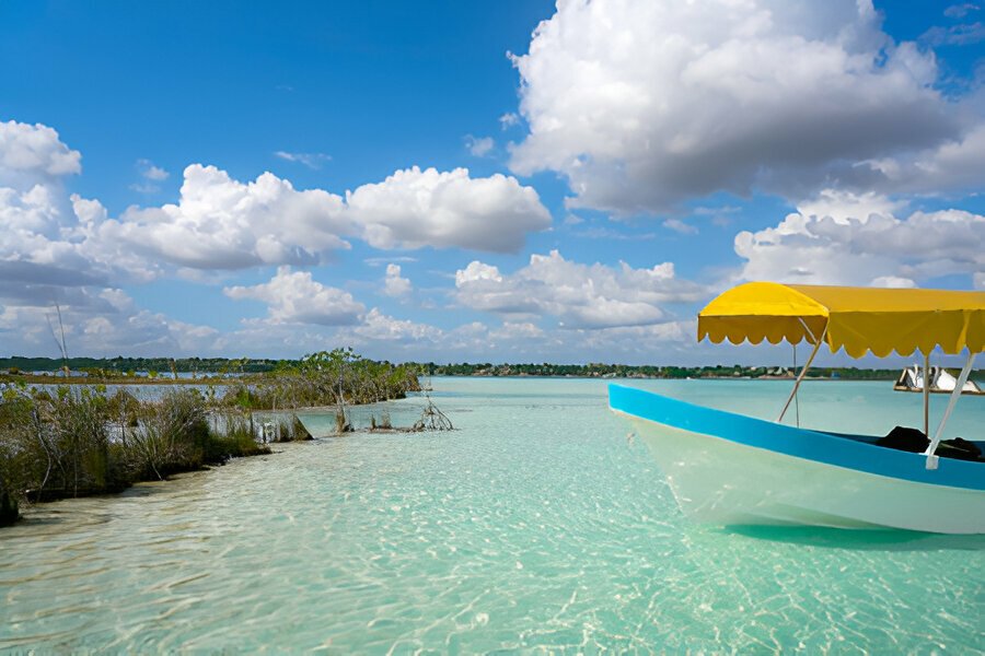 Bacalar — laguna de los 7 colores en velero