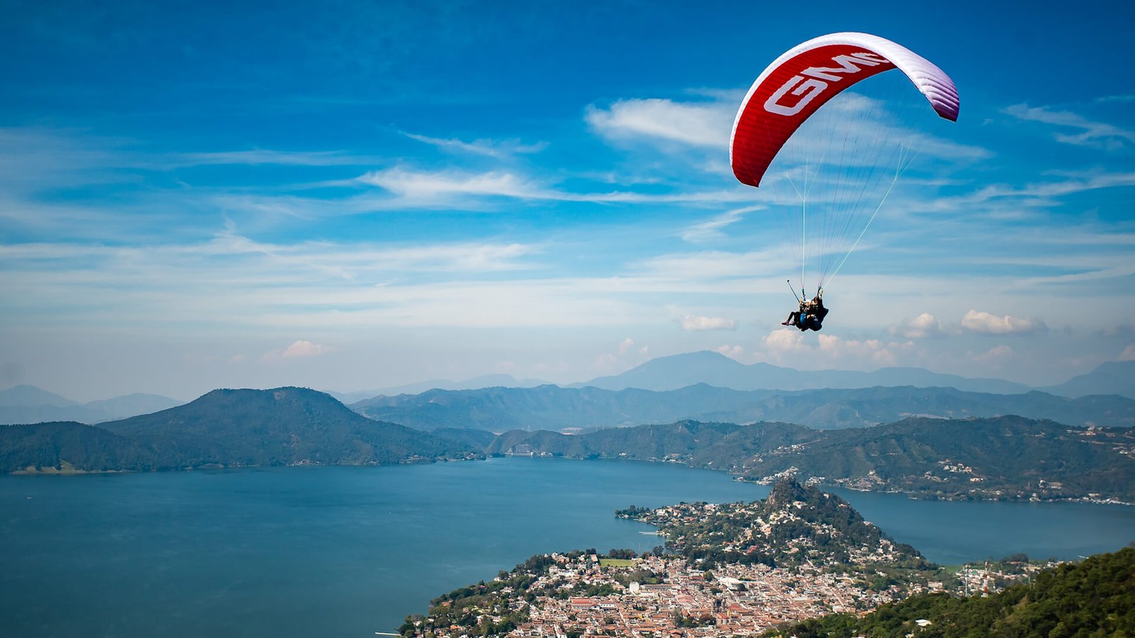 Tour de vuelo en parapente por el Valle de Bravo. Saliendo desde la Ciudad de México.