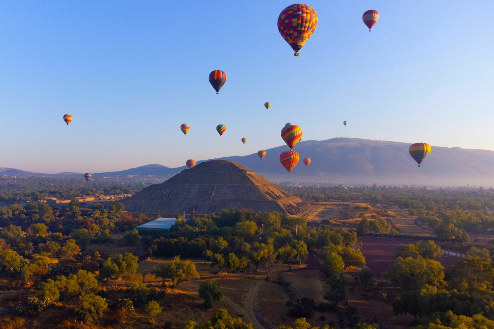 Tour de vuelo en globo por el Valle de Teotihuacán. Salida desde Ciudad de México.