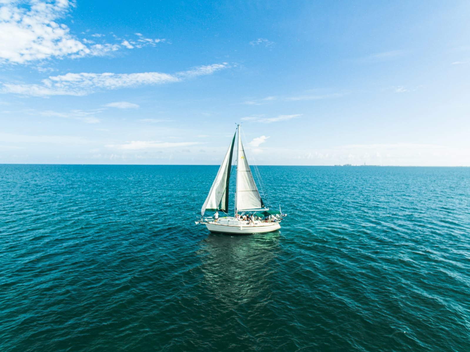 Renta de velero para 6 personas saliendo desde el puerto de Progreso, con opción de transporte desde Mérida